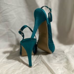 Size 7 Teal 20’s style Panache heel. Never worn and in perfect condition.